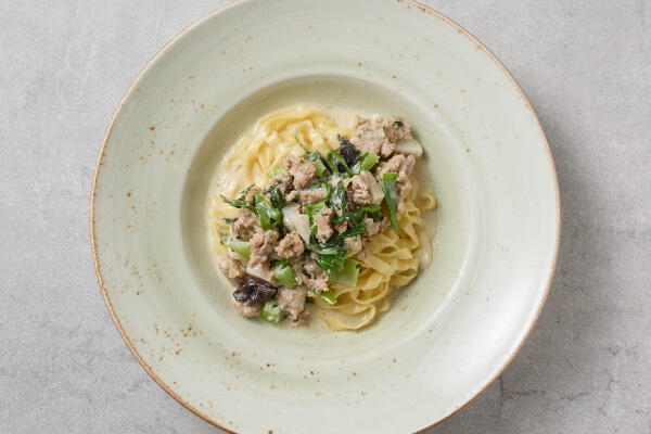 ヤマトポークサルシッチャと奈良野菜のクリームソース 生パスタ