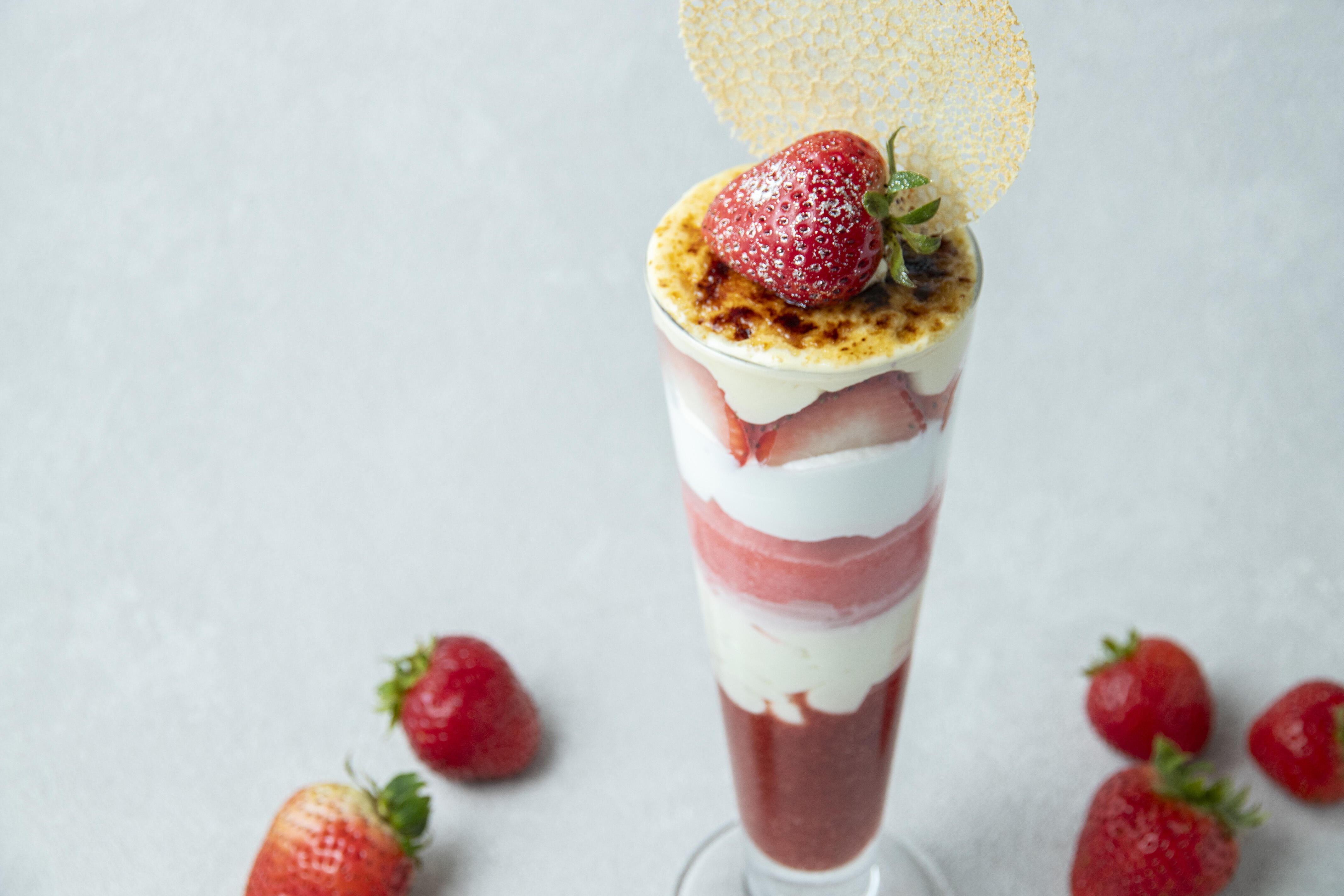 季節のスペシャル虎ノ門パフェ 苺とリコッタチーズのパルフェ仕立て